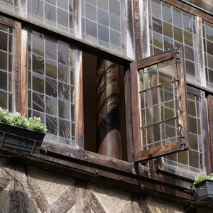 Fenêtre à carreaux ouverte sur une colonne en bois - France  - collection de photos clin d'oeil, catégorie rues